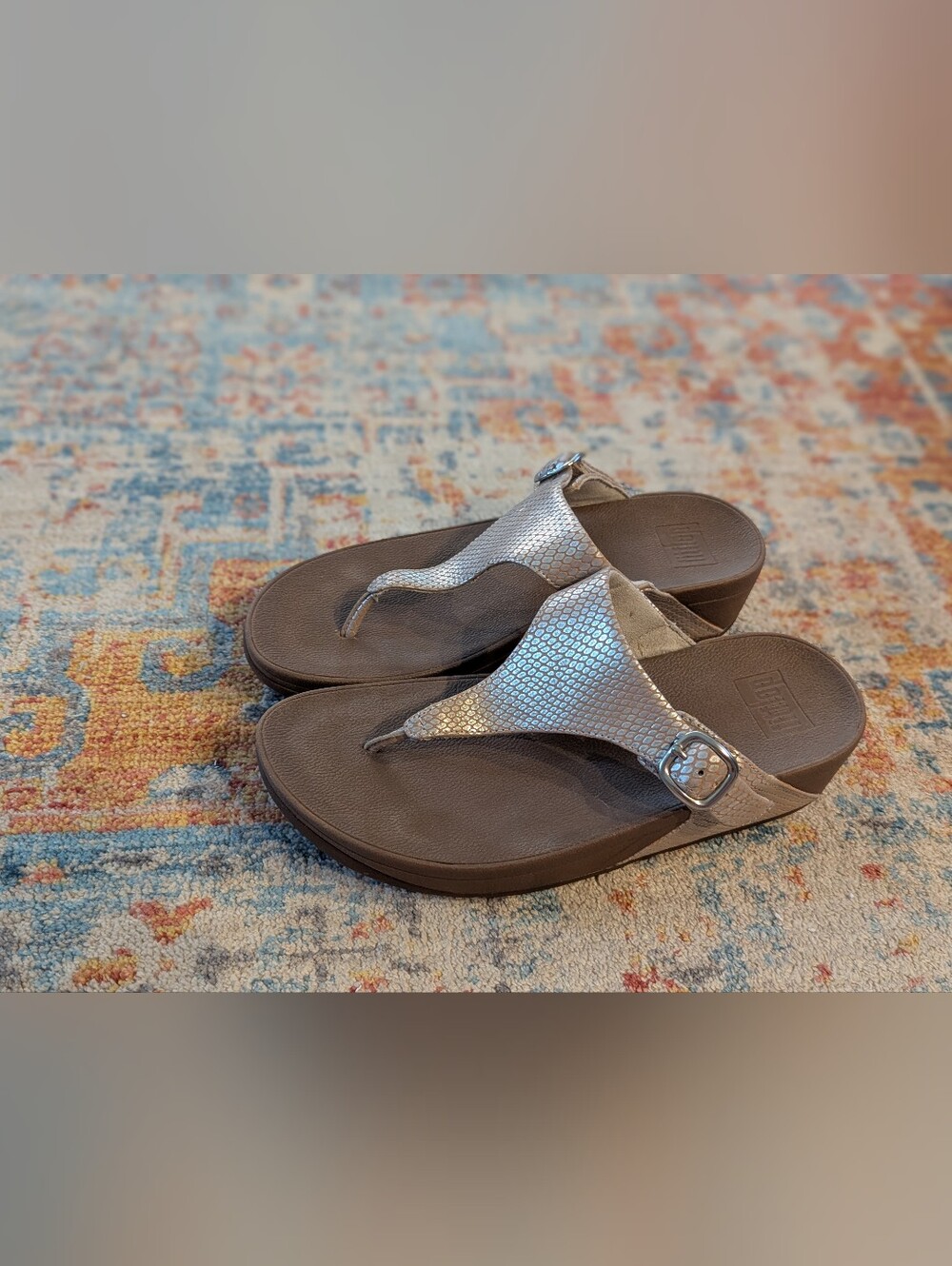 FitFlop Women's US 8 The Skinny Leather Flip-Flops Rosegold Scale Pattern